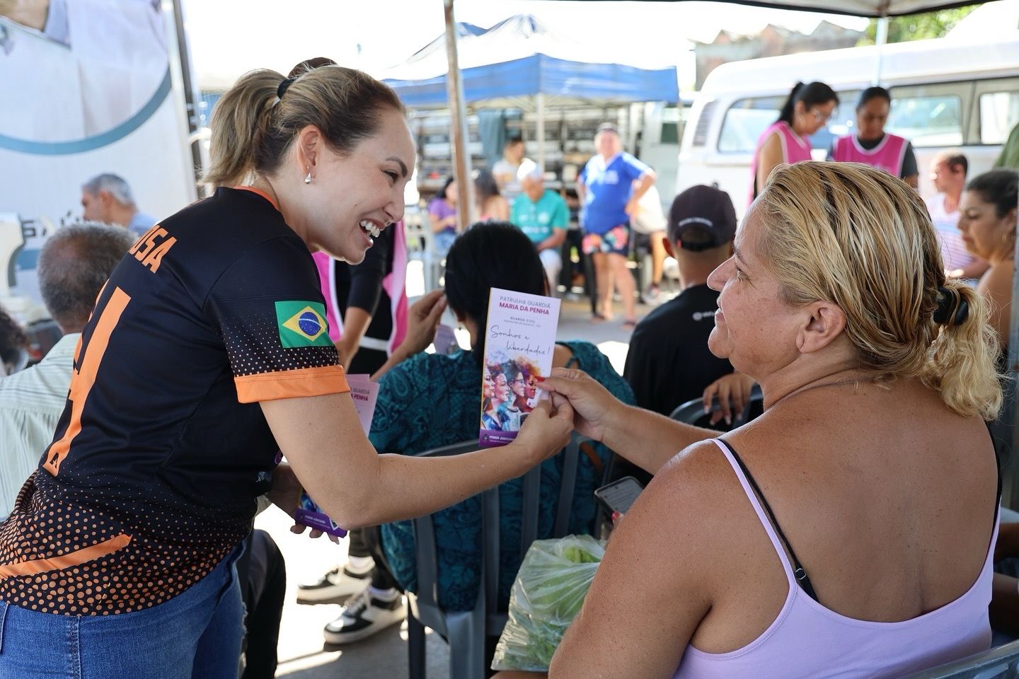 Vereadora Camila Rosa leva serviços gratuitos a feirantes e comunidade na Vila Brasília