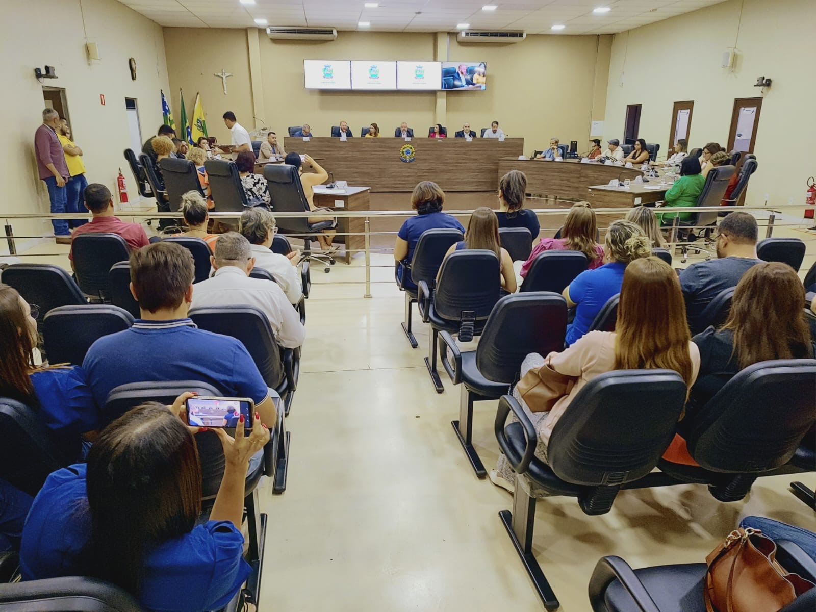 Audiência Pública debate uso de celulares em salas de aula em Aparecida de Goiânia