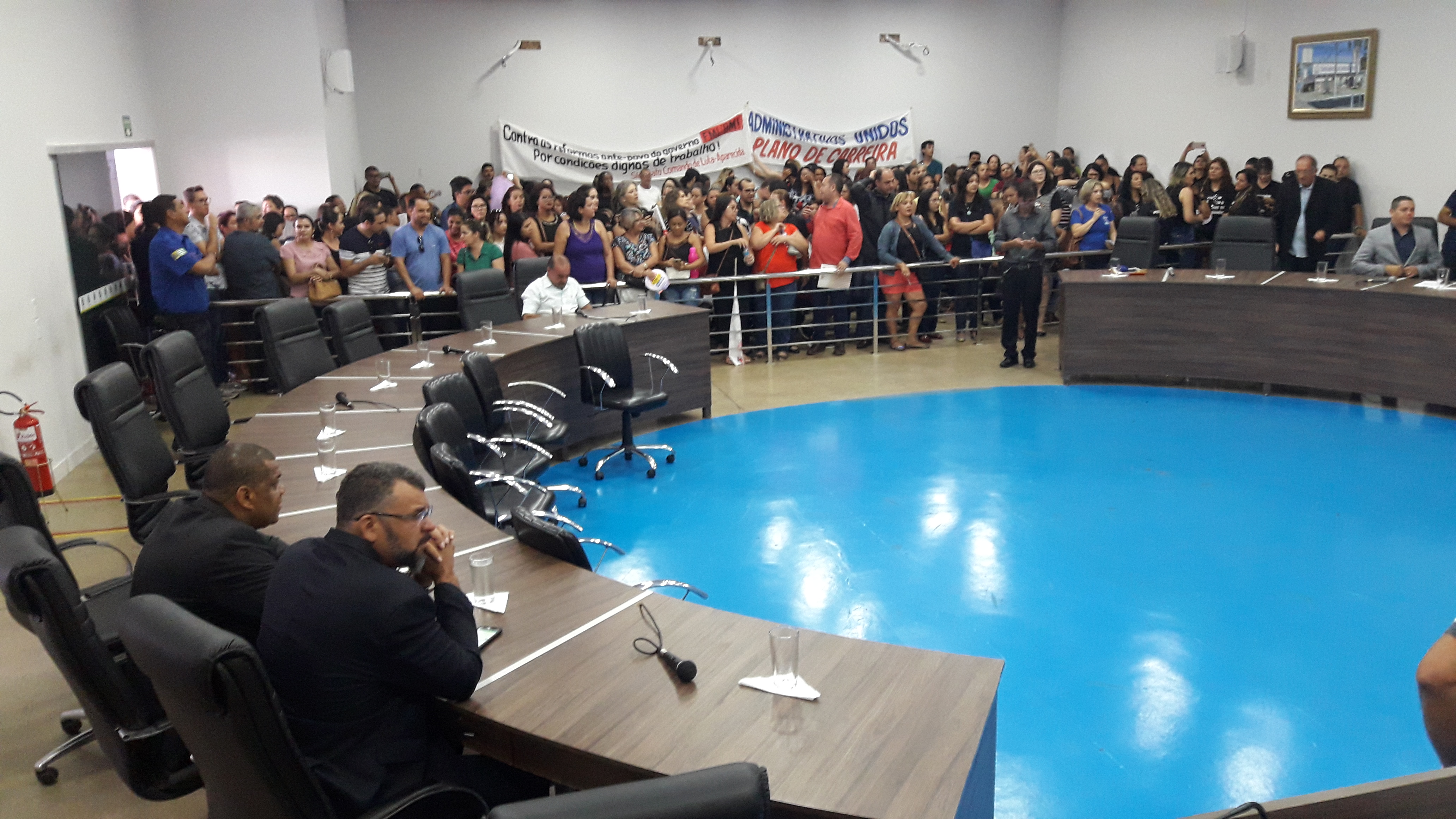 Servidores da Educação protestam na Câmara Municipal de Aparecida de Goiânia