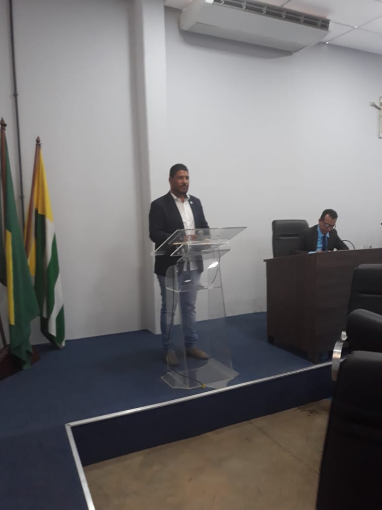 Presidente da ACIRLAG discursa durante sessão