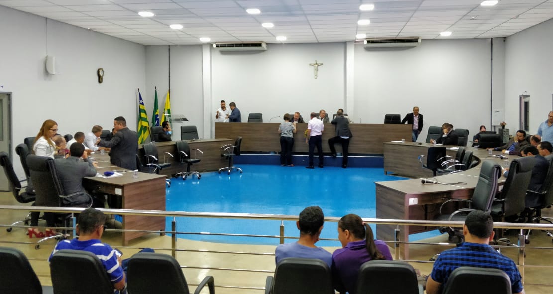 Em sessão extraordinária, Câmara aprova matérias do executivo