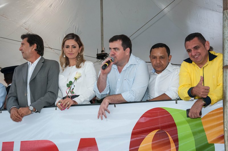 Membros da Câmara Municipal acompanham desfile cívico que comemorou os 92 anos de Aparecida