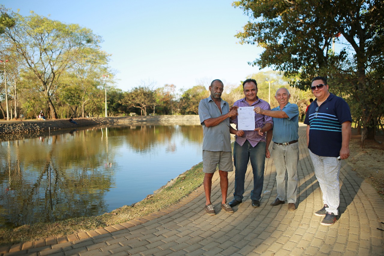 João Santana leva socorro ao Parque das Crianças