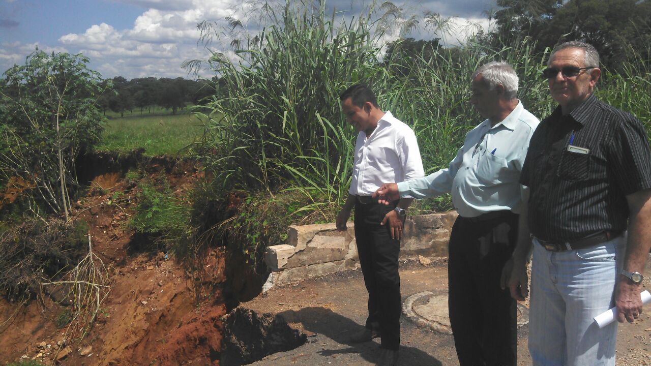 Vereadores cobram recuperação de rua