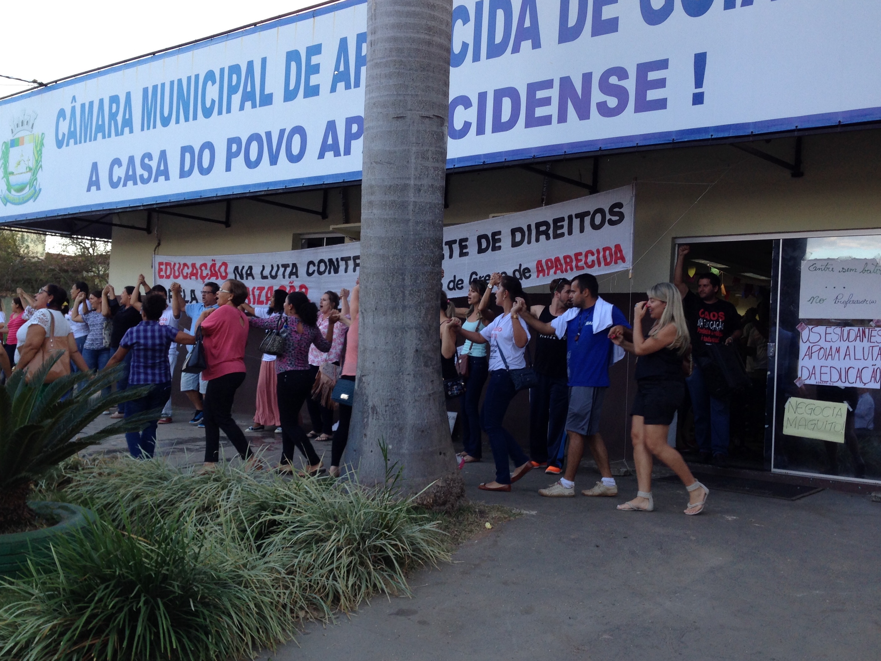 Professores desocupam plenário da Câmara Municipal